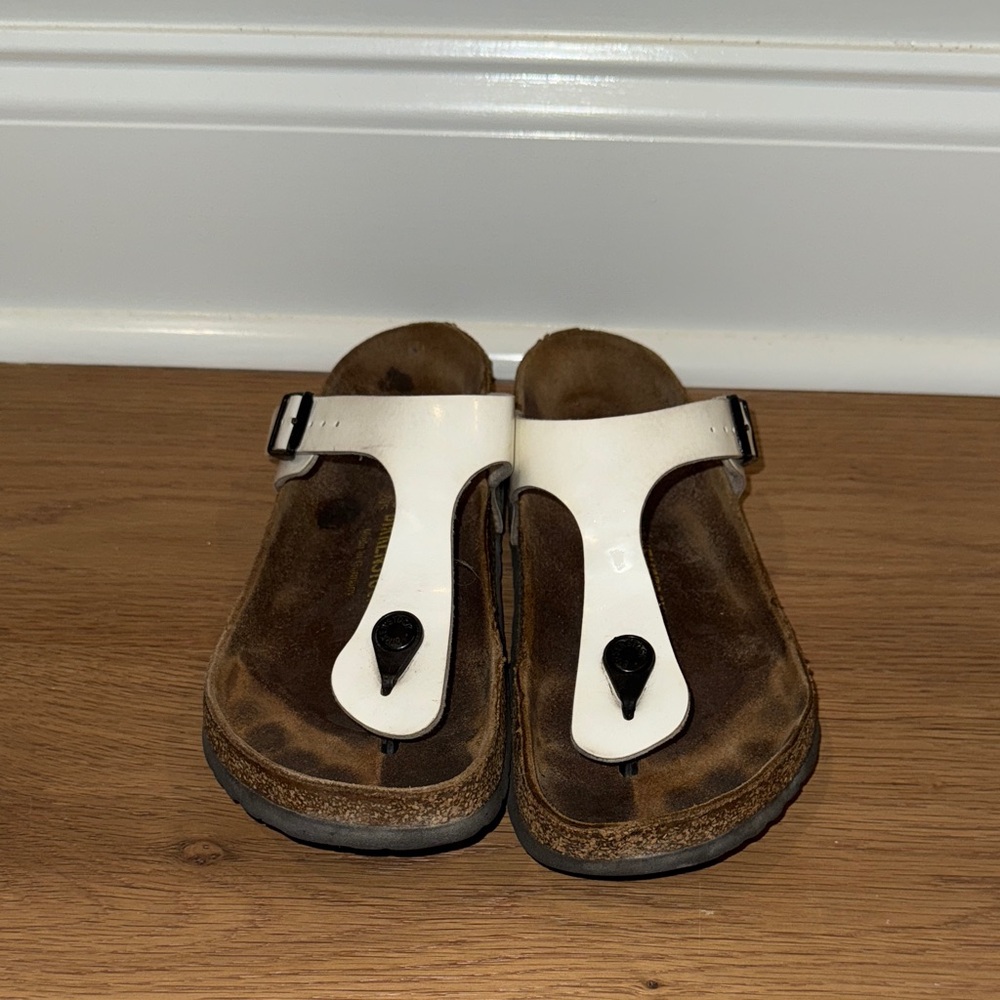 Birkenstock Gizeh in Natural Leather Patent